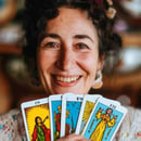 Perfil de una mujer con experiencia siendo lectora con el tarot 