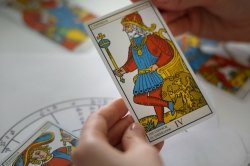 carta del hierofante para respuesta del tarot realizado inmediatamente